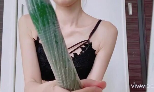 【初！異物挿入無修整】1/3 人生初めての経験です♡ながーいきゅうりを奥まで入れてみました♡奥が気持ちいいことを発見♡長いおちんちんで奥まで入れて欲しいな♡