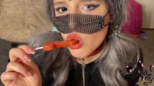 Девушка хвостиками любит сладкое