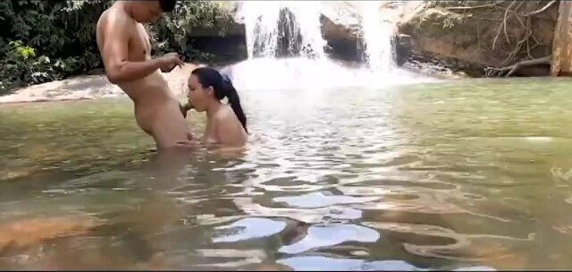 Ella casi se ahoga chupando mi verga