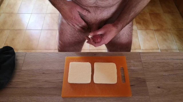 Cicci77 prepara tramezzini sperma suoi amici!!