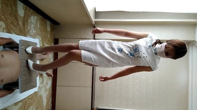 女神s丝袜调教男M 足交射了很多