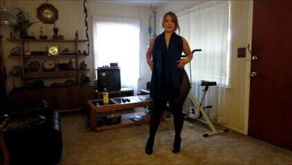 Big booty broad changes her outfits for you!