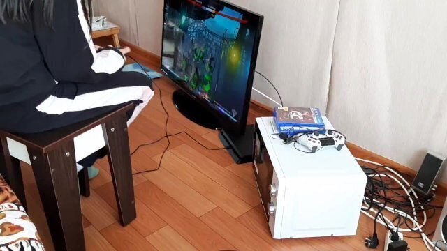 While neighbor plays console girlfriend licks pussy IkaSmokS