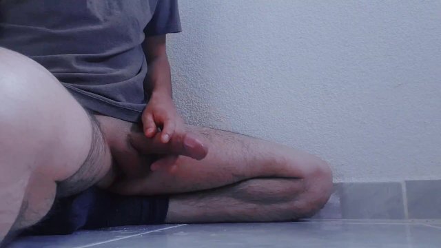 Nesecito quién escupa verga mientras jalo ayudas?