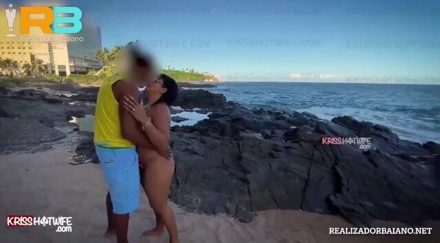 Realizador Baiano namorando Hotwife na praia na frente do corno , cuckold filmando esposa com bbc 