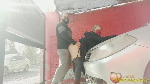 cogiendo garaje mientras miran desde personas pasan