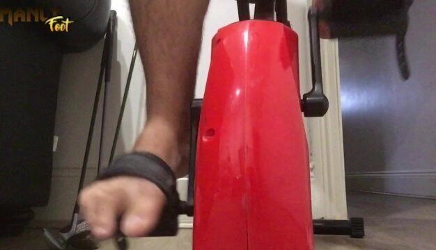 I’LL FINISH FEET BAREFOOT BIKE RIDING MANLYFOOT EXERCISE BIKE