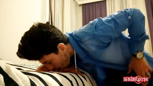 Sevgilimin amcığını delicesine yalıyorum