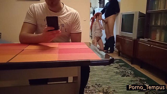 Рискованный секс. Меня трахают рядом ничего подозревающим мужем porno_tempus