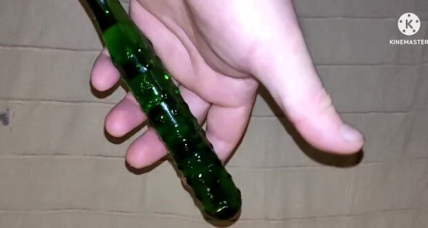 Стеклянный огурец в попу