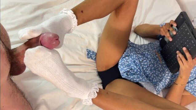 STUDENT gives Unaware SOCKJOB while Reading Soles