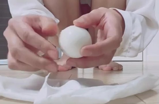 【異物挿入シリーズ第四弾】 シリーズ第四弾です！ファンの方からのご要望があって、恥ずかしいけど卵を入れてみました♡産卵プレー？　スルっ！と入った時と、出す時の感覚がなんとも言えない快感♡