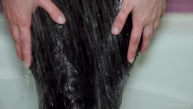 Taking shower leather leggings! Water slowmo
