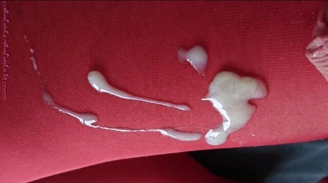 Nylonjunge liebt Rote Feinstrumpfhose Wichsen