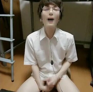 イケメンメガネ男子の睾丸オナニー！金玉揉んでフルボッキ！038