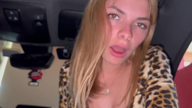 Ragazza italiana compra un'auto usata scopa venditore. Dialoghi italiano