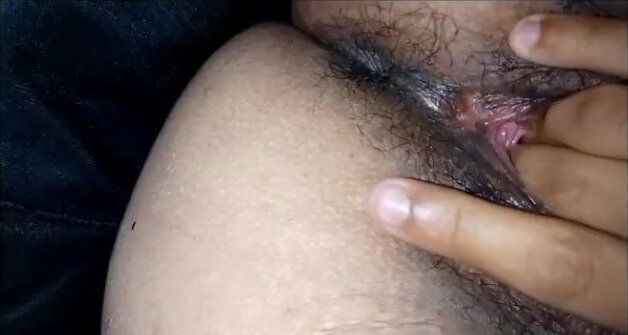 La encuentro masturbándose y deja que la grabe