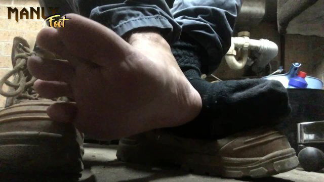 QUITE BUSY WORK TODAY- COME WORSHIP FEET WHILE WORK MANLYFOOT SMOKO