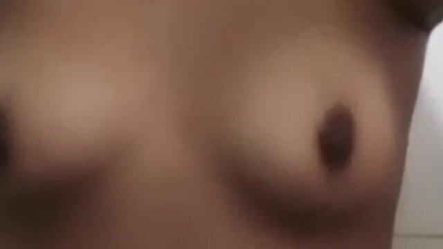 enseño tetas mientras ducha