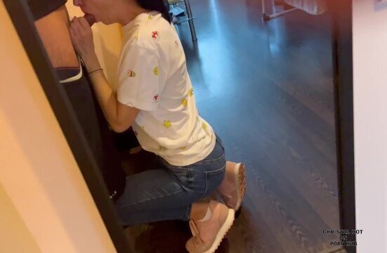 Fututa in gura la oglinda si inghite sperma