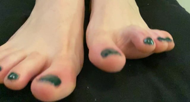 Maîtresse refait vernis. pieds.