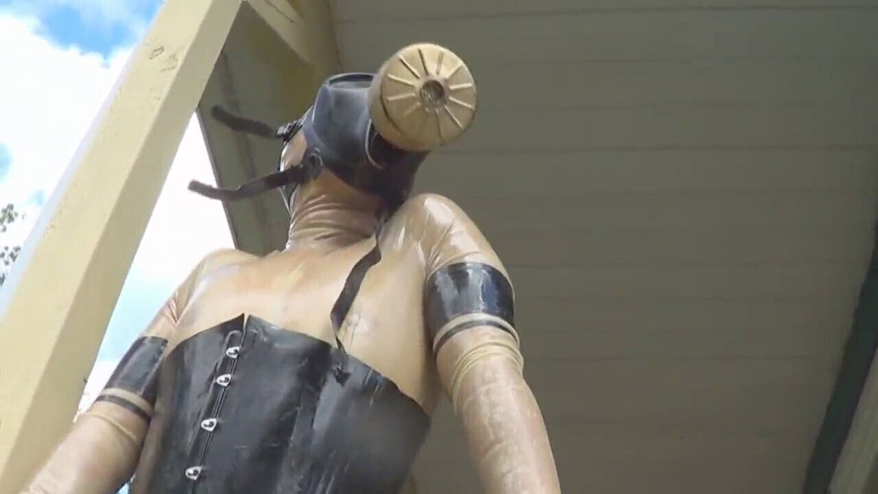 Gasmask jerk, gas mask, latex catsuit