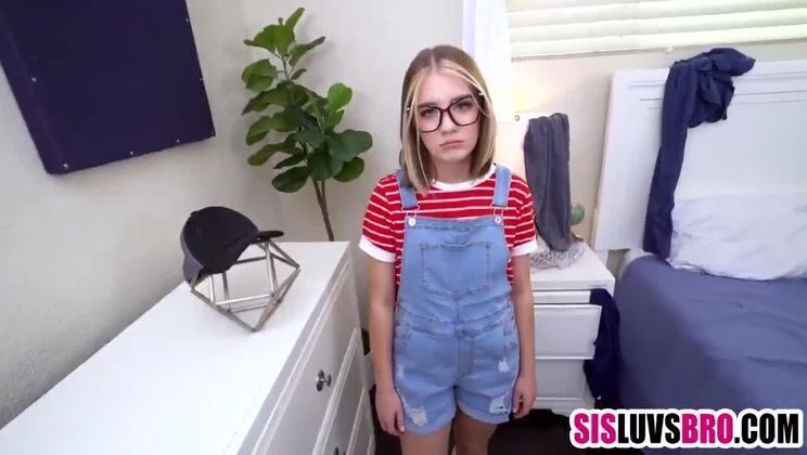 Stepdad peeps daughter sucking step