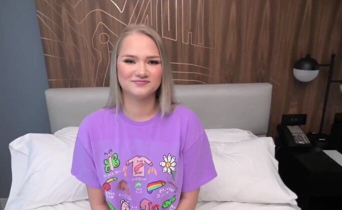 Blonde teen with juicy sucks