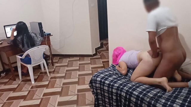 Me follo a mi hermanastra mientras mi madrastra esta en la computadora casi nos pilla