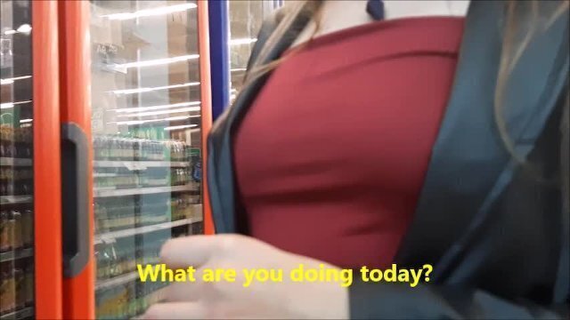 Joven centro comercial invita películas, leche terminó cara