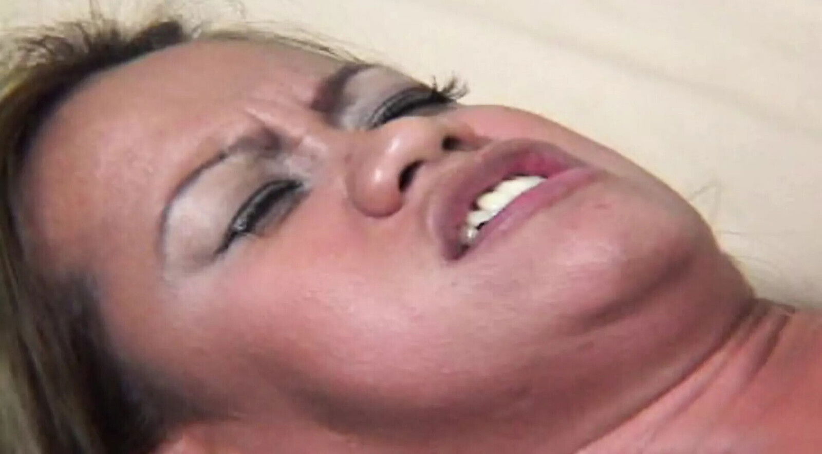 Latina feuchter Pussy bekommt einen Tittenfick Cumshot