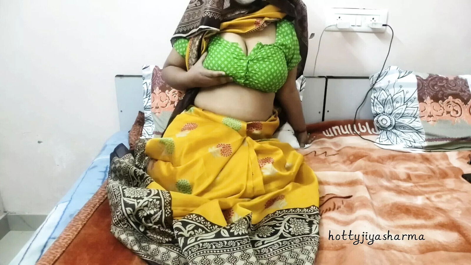 Bhabhi salwar khol badi gand dekhi