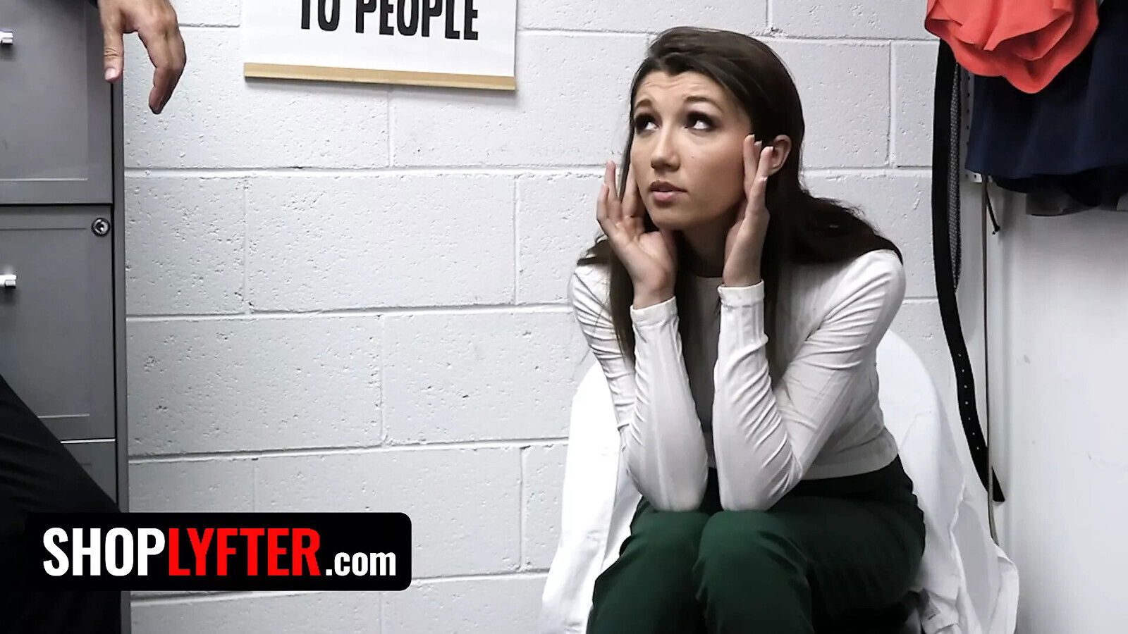 Shoplyfter -Sexy Thief Have Submit Officer's Demands Avoid Severe Jail Time