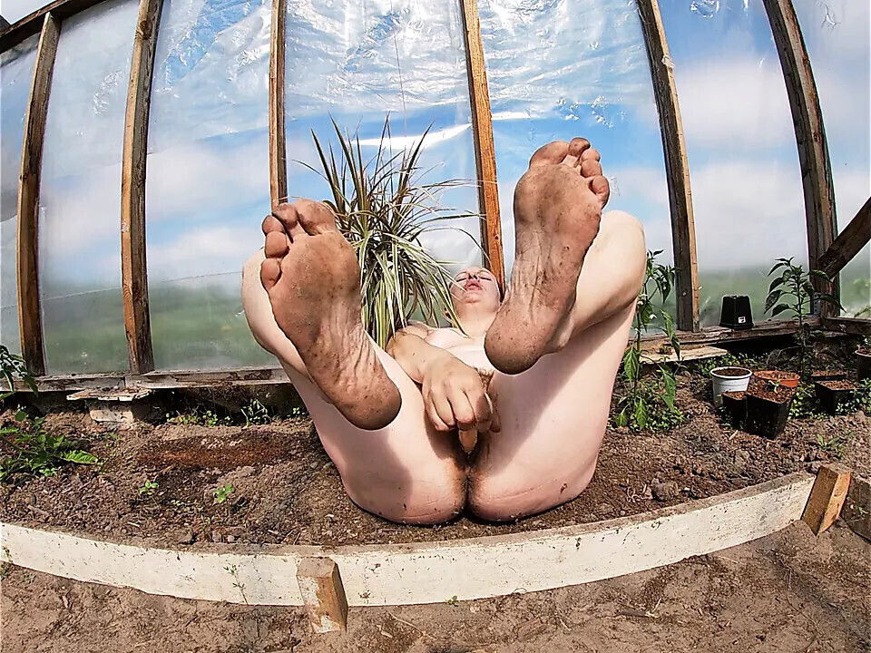 Hairy Left Alone Mother's Masturbates