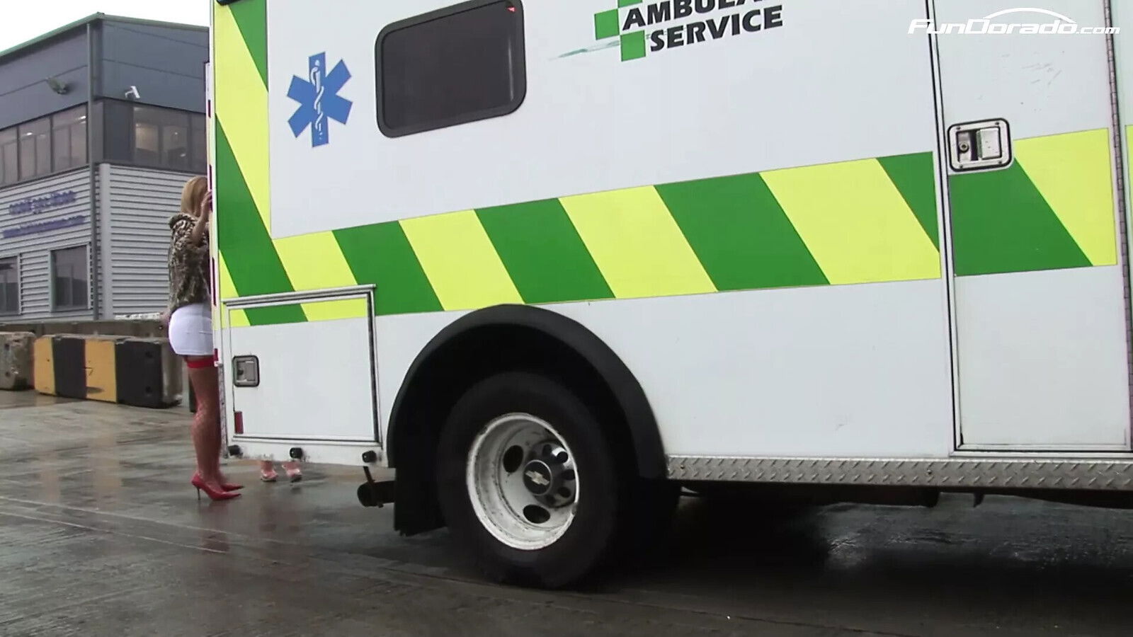 Vorm Kostuemball Maedel Ubahn gefickt