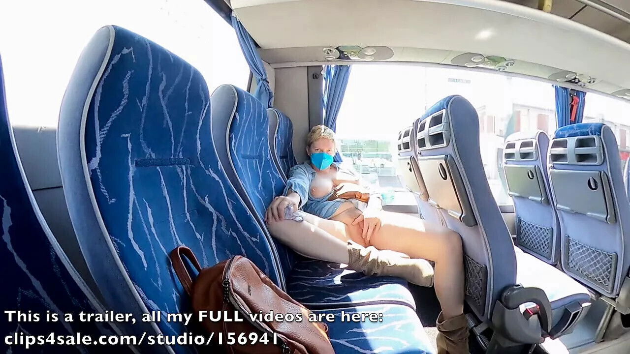 Exhibitionist MILF flashes gets crossed legs orgasm public