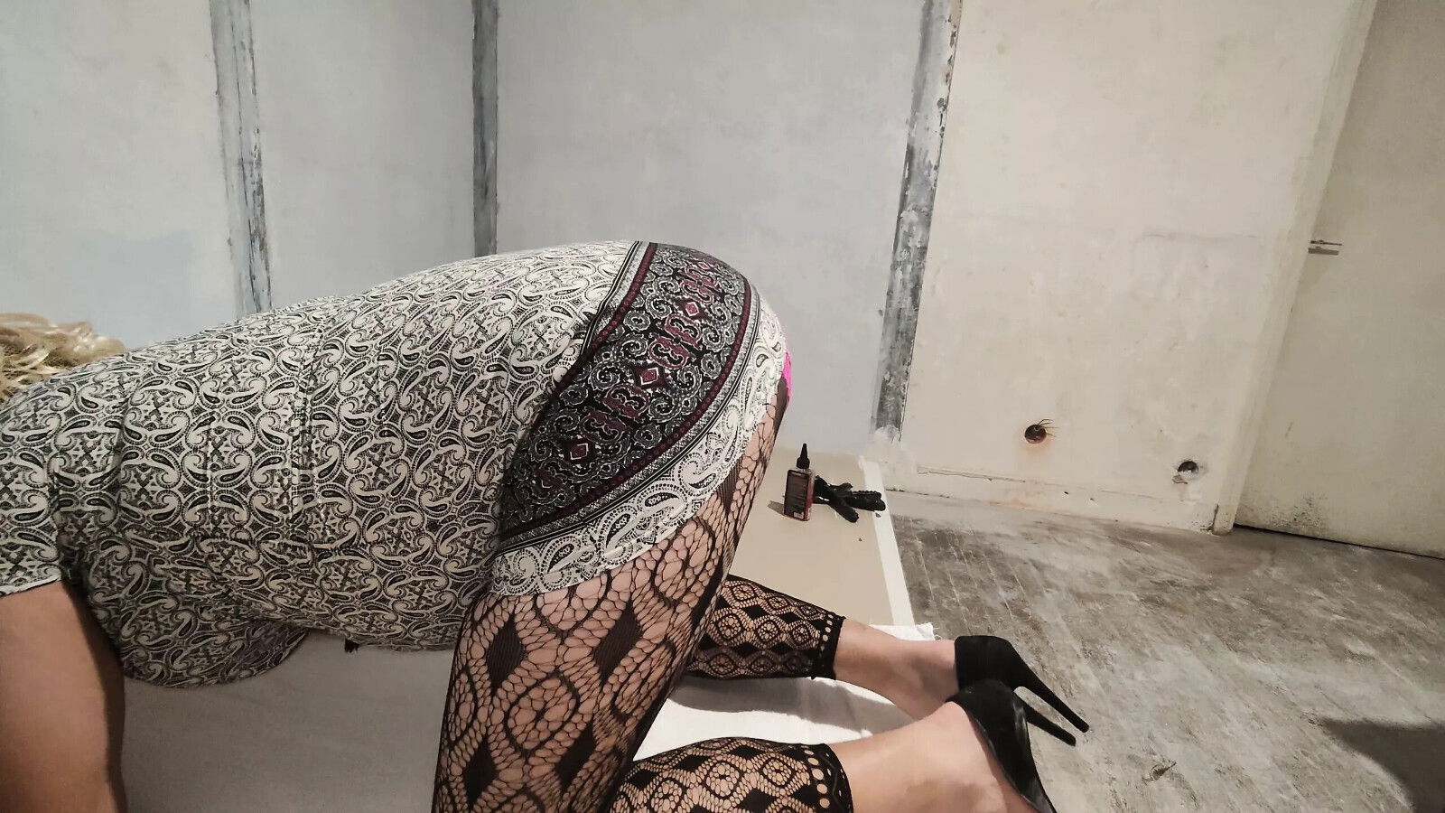 Mistress with round forms some dirty tricks