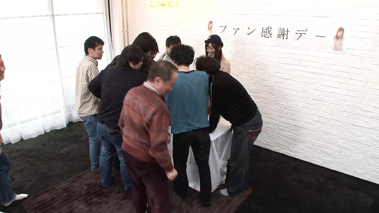 Junge Polizistin rutscht Gangbangparty