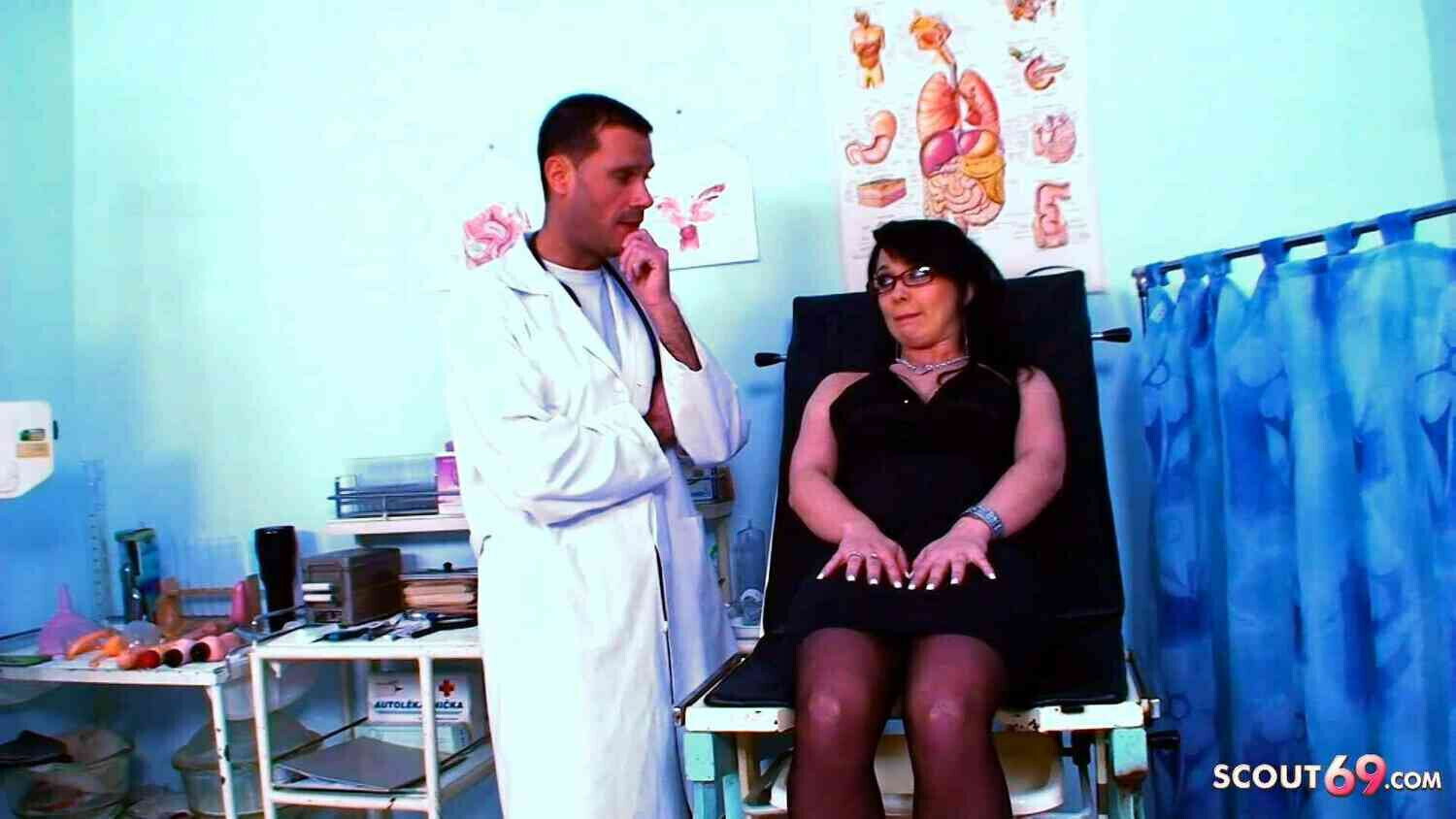 Skinny Nymphomaniac Mature Seduces Gynecologist Have With Orgasm