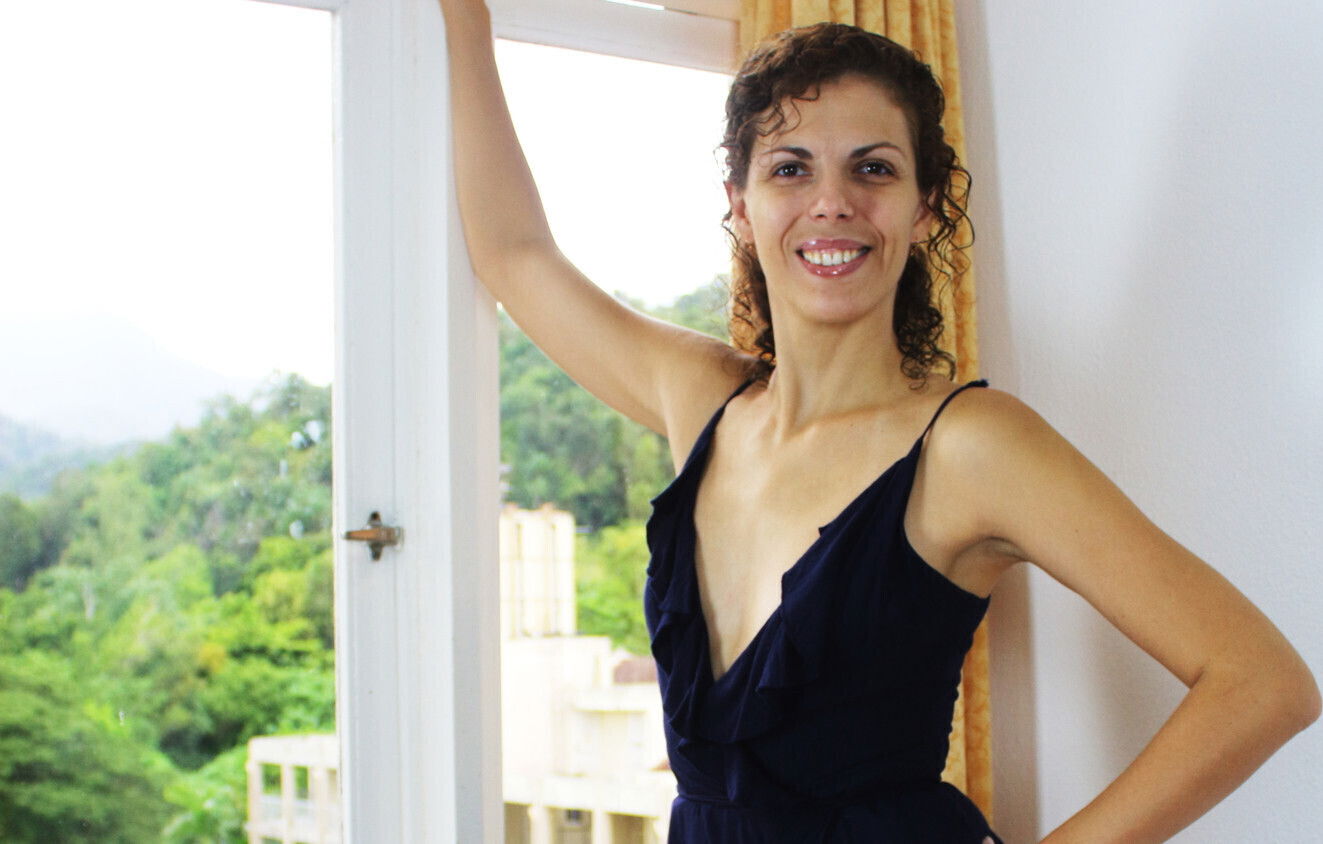 Sexy property agent Julia receives best gift successful deal. Royal Blowjob: Usage. Episode 027.