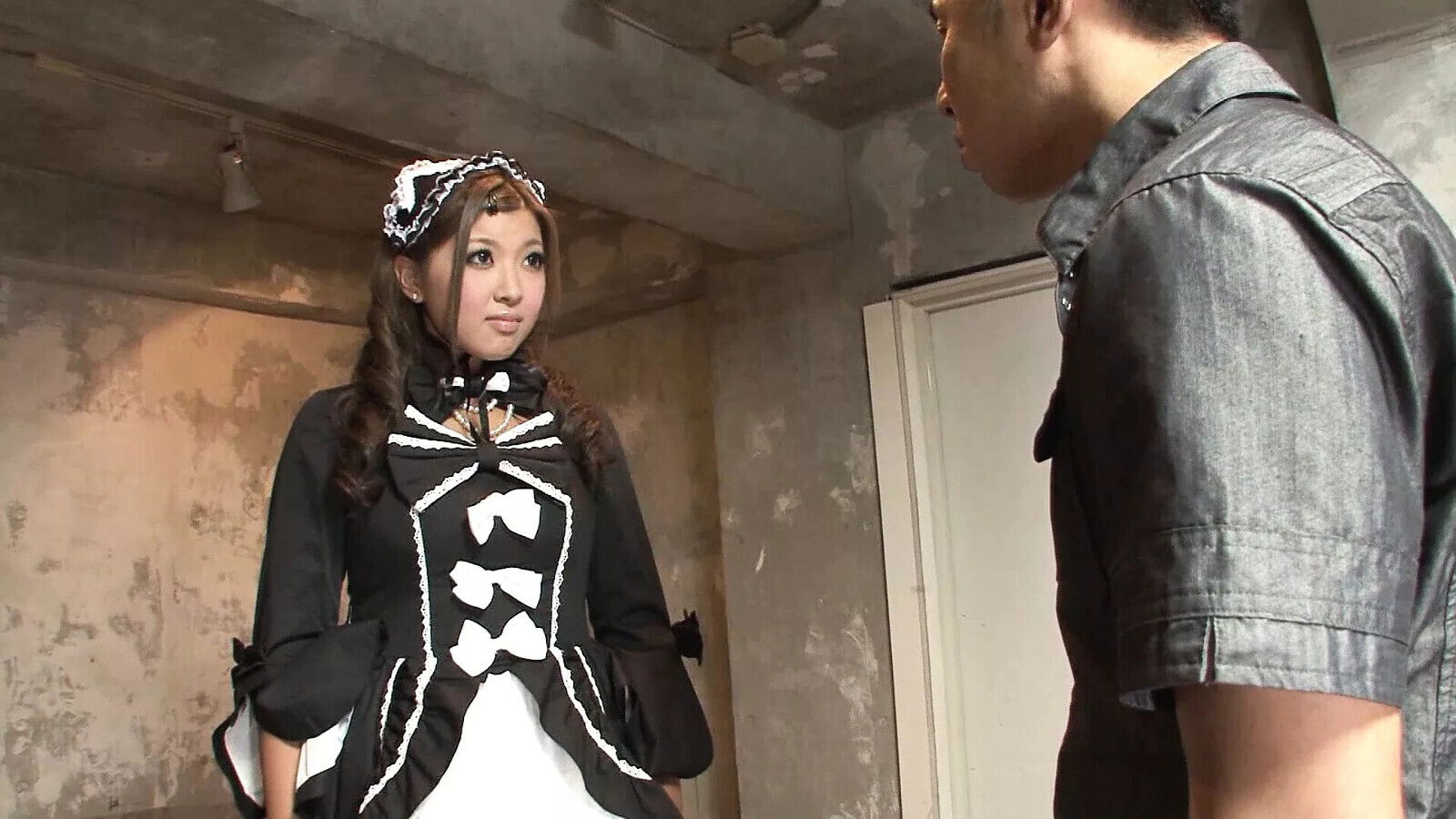 Asiatischs Zimmermaedchen ersten Arbeitstag geschwaengert