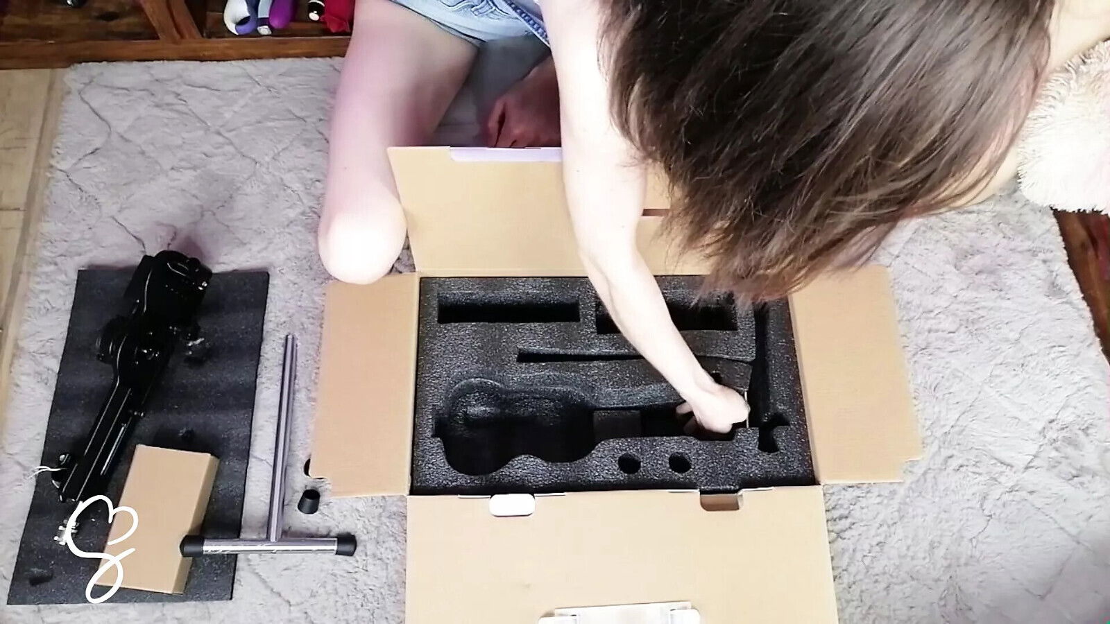 Sarah Unboxing Auxfun Fuck Machine from Hismith