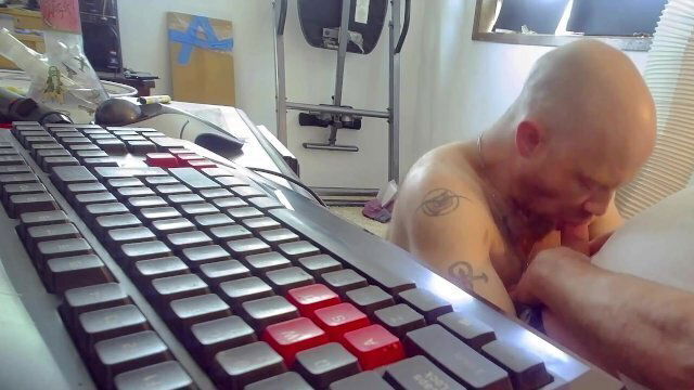 Nothing better than a blow job from a hot man who loves sucking cock!