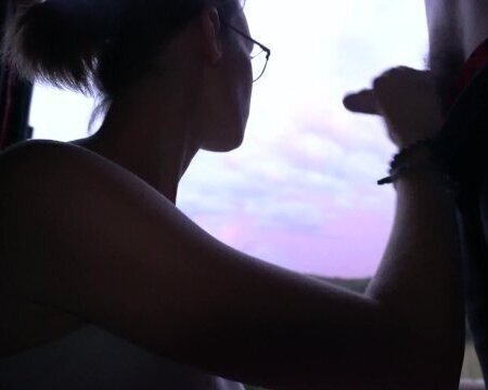 suce pendant autres s'amusent