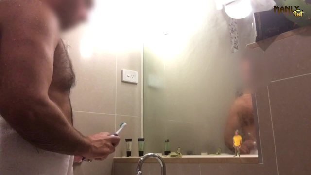 TYPICAL RUDE GIANT! JUST WANTED FRIEND! MANLYFOOT 🧎🏻‍♂️ MICRO HUMAN BATHROOM