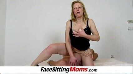 Amateur cougar Gabina facesitting young bloke