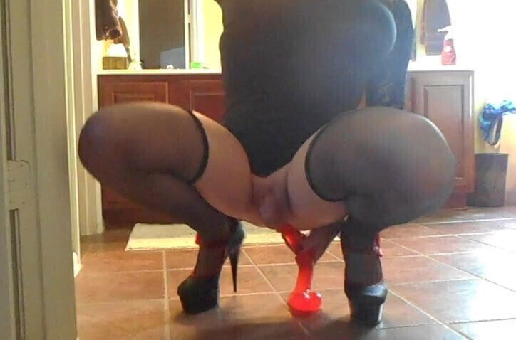 Jenn rides her dildo