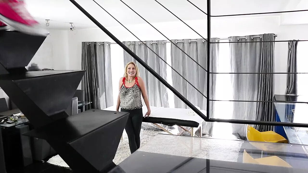 lesbian teen Tara Morgan licks Jennifer Best's pussy