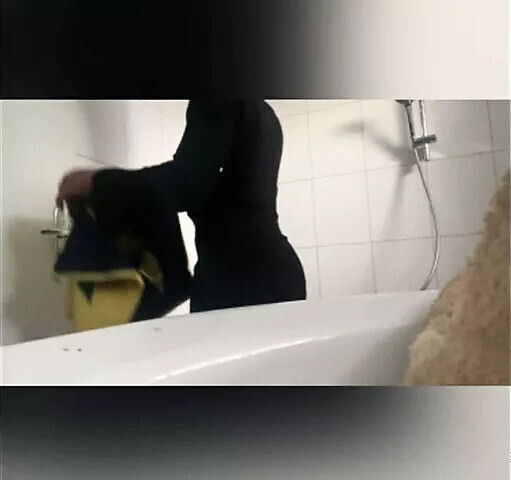 Boyfriend spying while shower