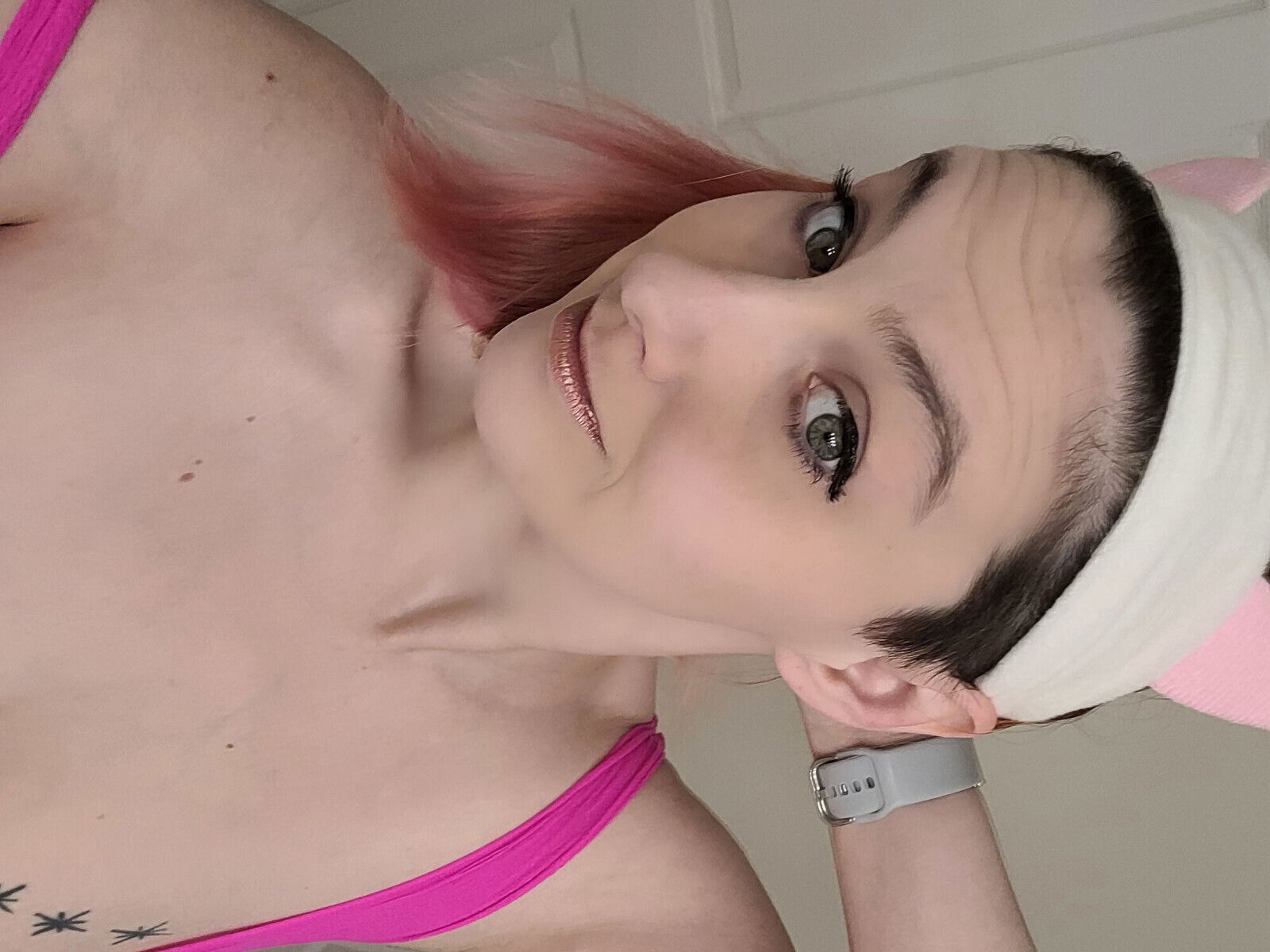 Pawg milf puts makeup